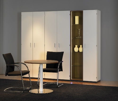 LEUWICO-Schränke mit LED-Beleuchtung setzen Inhalt und Raum in Szene